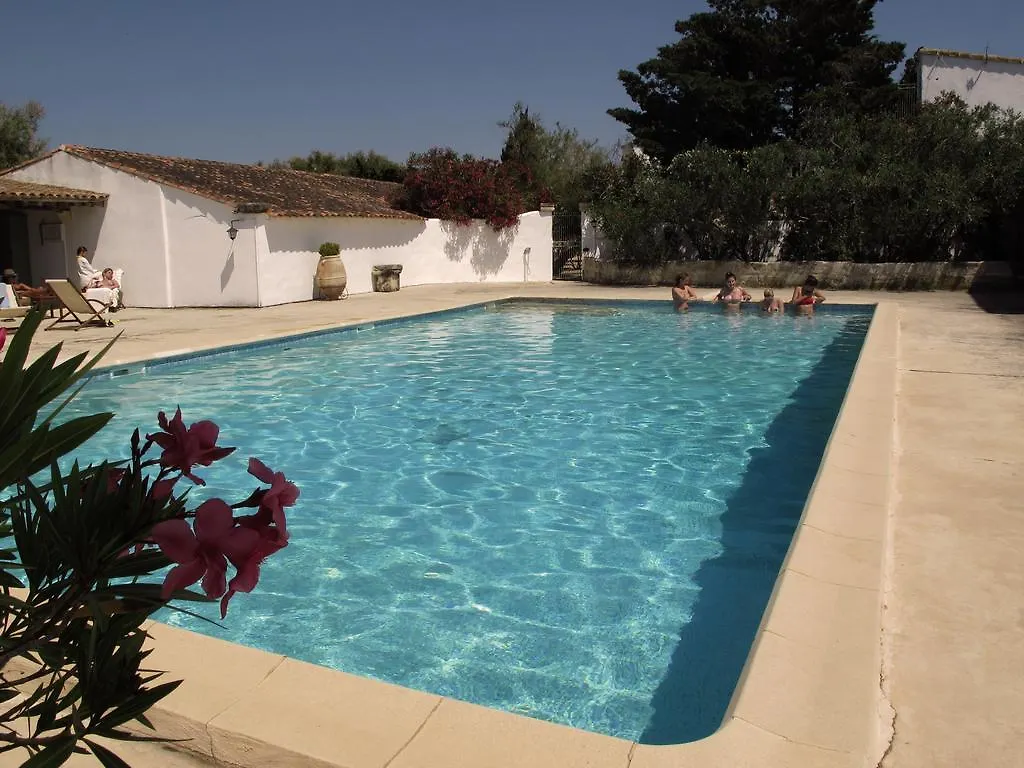 Hotel Cacharel Saintes-Maries-de-la-Mer 3*,